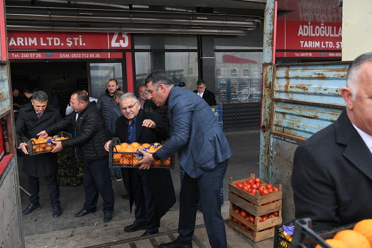 Adıyaman'a 2 yardım kamyonu