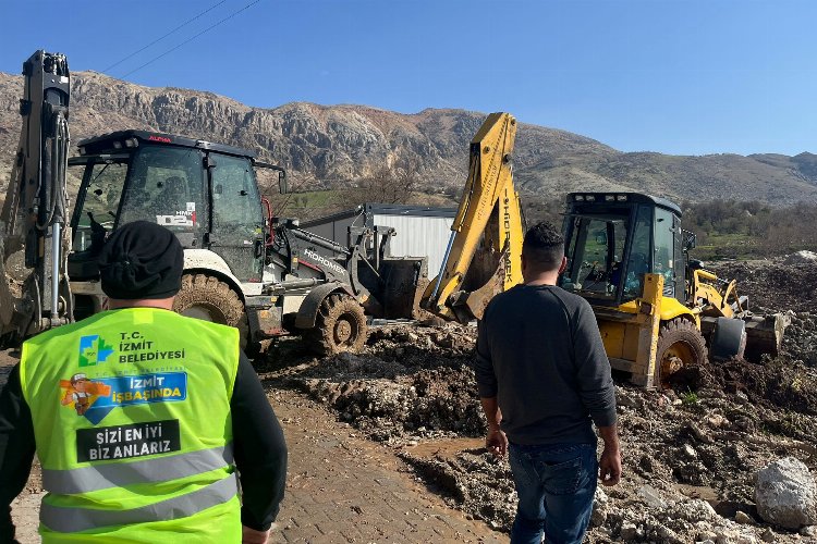 Adıyaman'da çamura saplanan iş makinası kurtarıldı