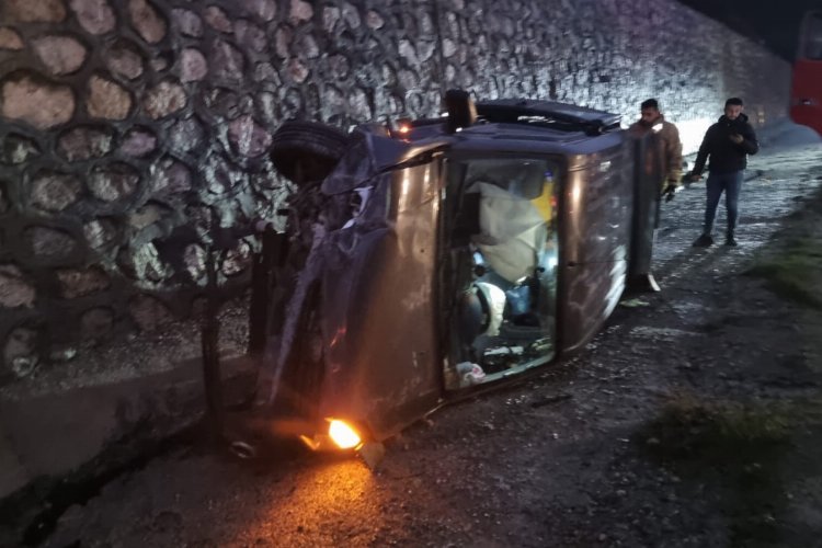 Adıyaman'da hafif ticari araç şarampole devrildi: 4 yaralı