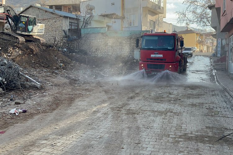 Adıyaman'da İzmit selin izlerini siliyor