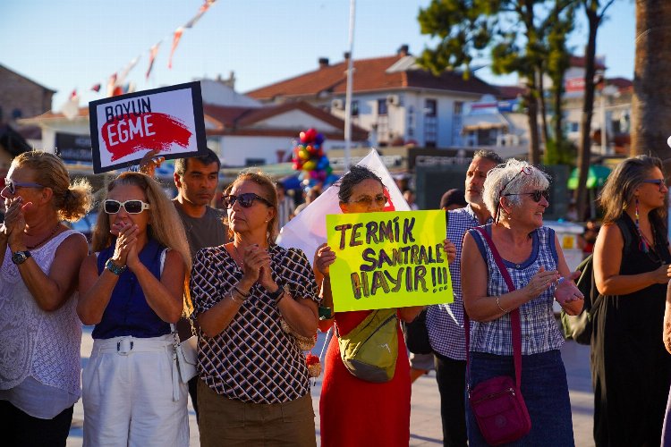 Akbelen kıyımına karşı Ayvalık'ta 'zincirli' eylem