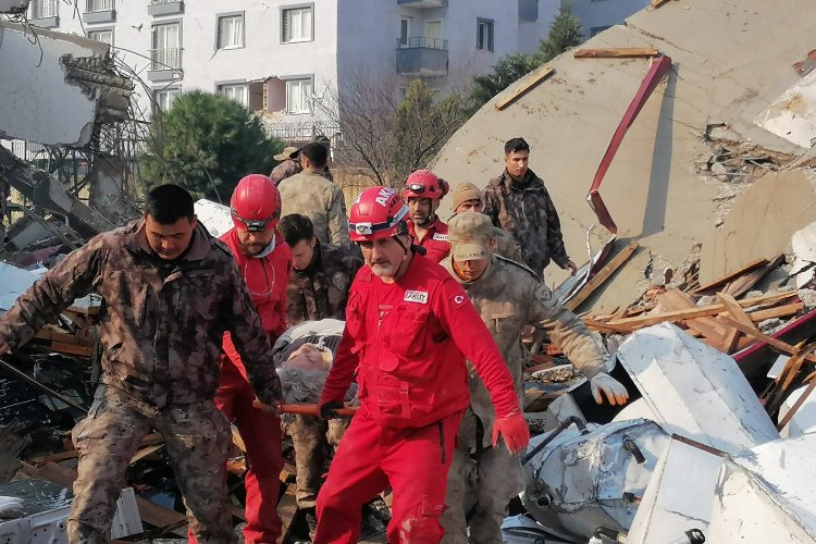 AKUT 5 günde 151'i sağ 331 kişiye tahliye etti... Enkazlardaki hayatlar için kritik saatler