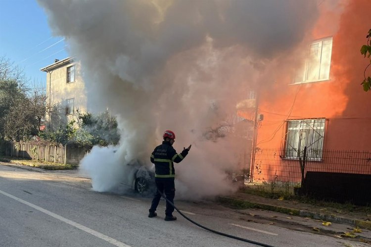 Alev alan otomobili Kocaeli İtfaiyesi söndürdü