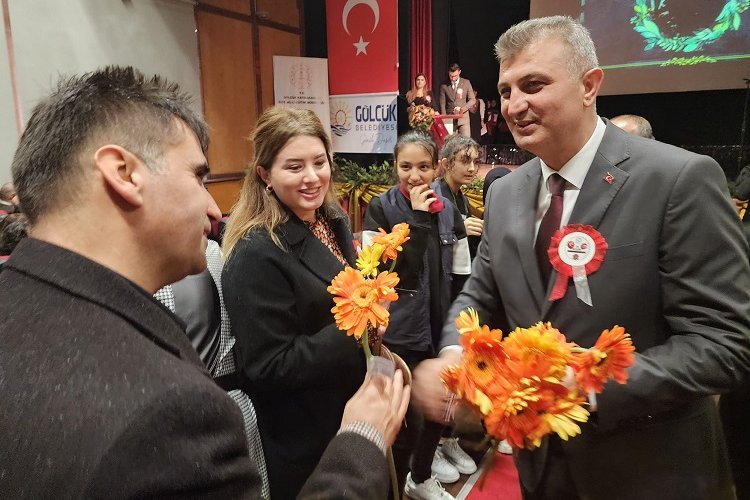 Ali Yıldırım Sezer'den öğretmenlere çiçekli kutlama