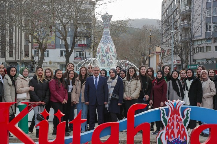 Alim Işık gençlere Zafer Meydanı'nı anlattı