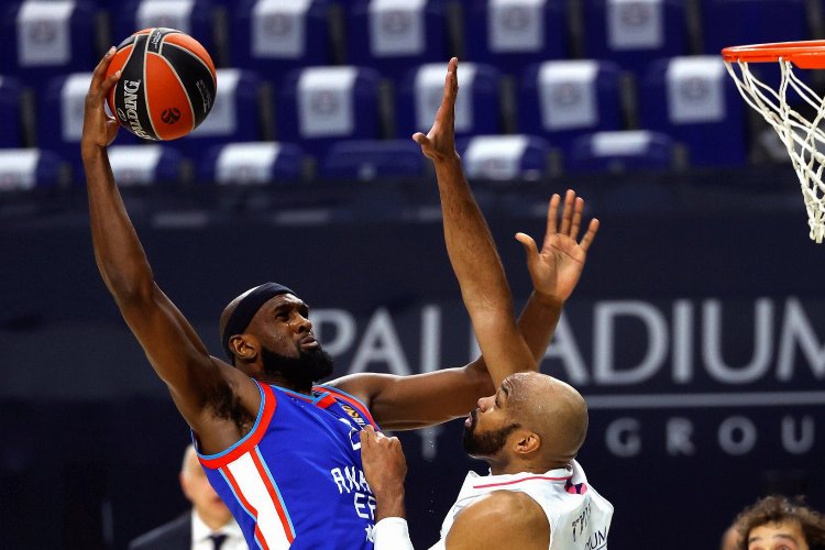 Anadolu Efes'in basketbolcusu hastaneye kaldırıldı