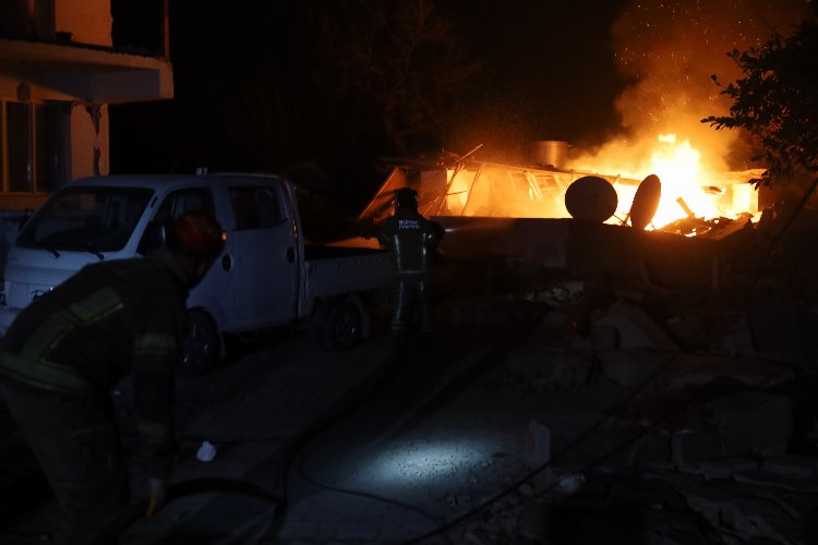 Antakya'da enkazda çıkan yangını Bursa İtfaiyesi söndürdü