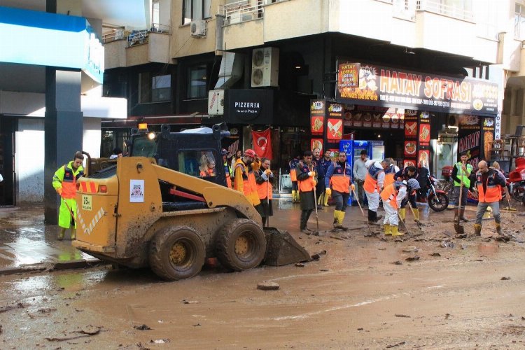 Antalya Kumluca'da temizlik sürüyor