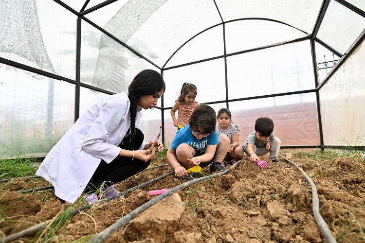 Antalya Muratpaşa'da minik eller tohumları ekti