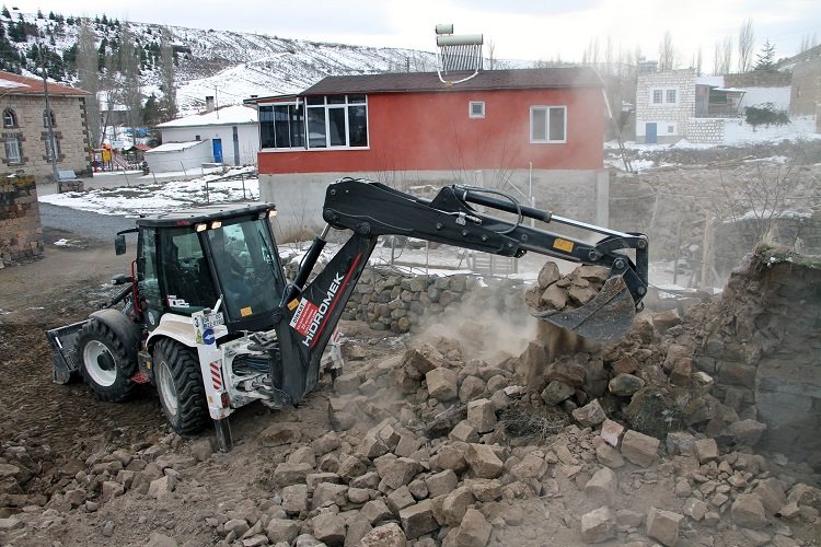 Ardıç'ta metruk yapılar yıkılıyor