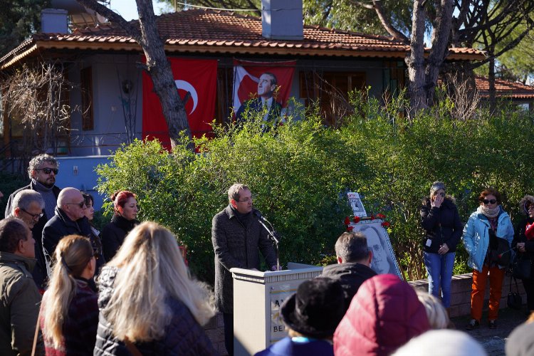 Ayvalık'taki evi önünde Uğur Mumcu'ya anma