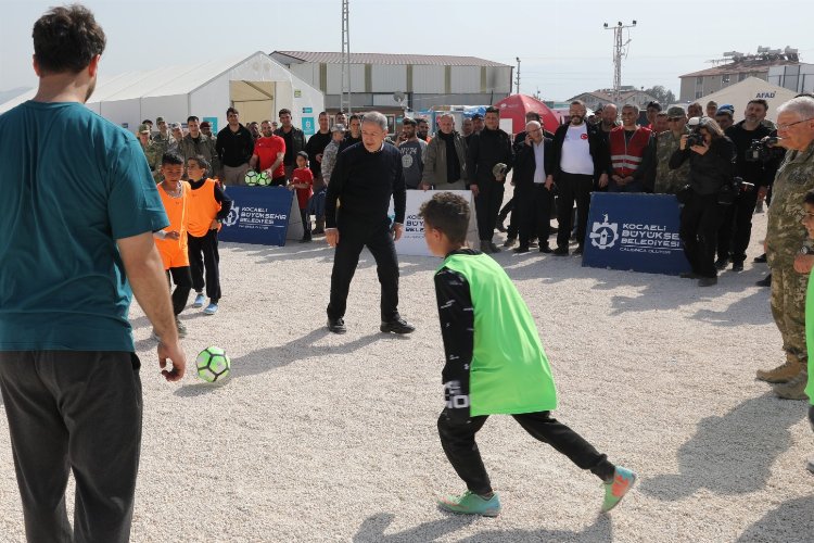 Bakan Akar çocuklarla futbol oynadı