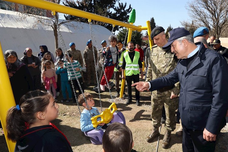 Bakan Akar'dan çocuklara moral ziyareti