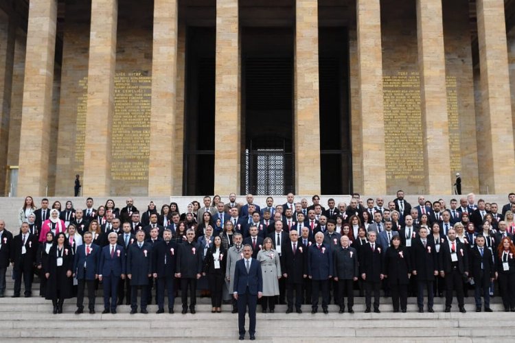 Bakan Özer öğretmenlerle Anıtkabir'de