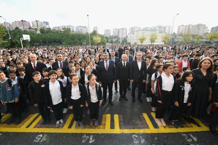 Bakan Tekin İstanbul'da bayrak törenine katıldı