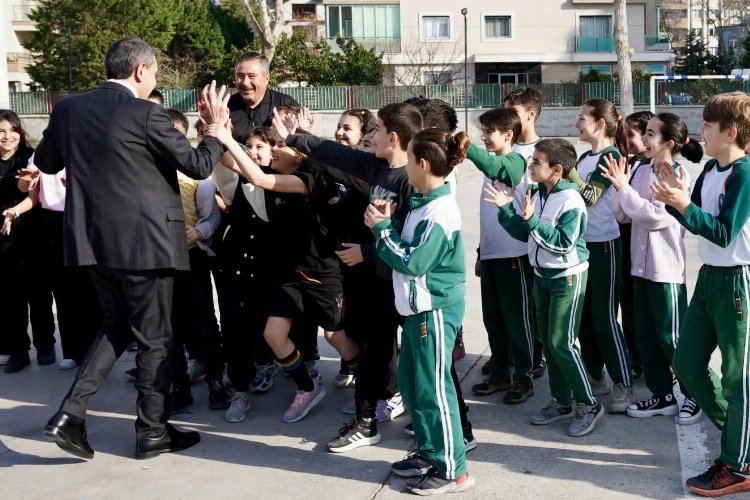 Bakan Tekin İzmir'de okul ziyaretleirnde