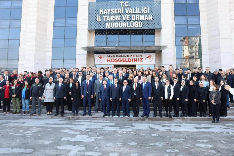 Bakan Yumaklı ve Başkan Büyükkılıç, bölgenin en büyük tarım fuarını ziyaret etti