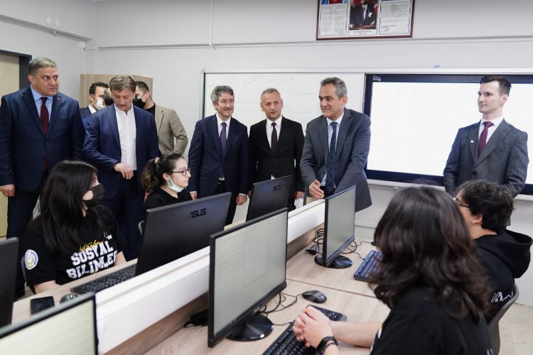 Bakan Özer İstanbul'daki okul ziyaretlerinde gençleri dinledi