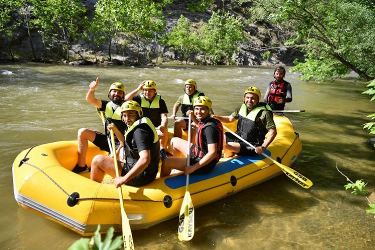 Başkan Büyükkılıç ve Vali Çiçek, Zamantı Irmağı’ndaki rafting yarışının startını verdi