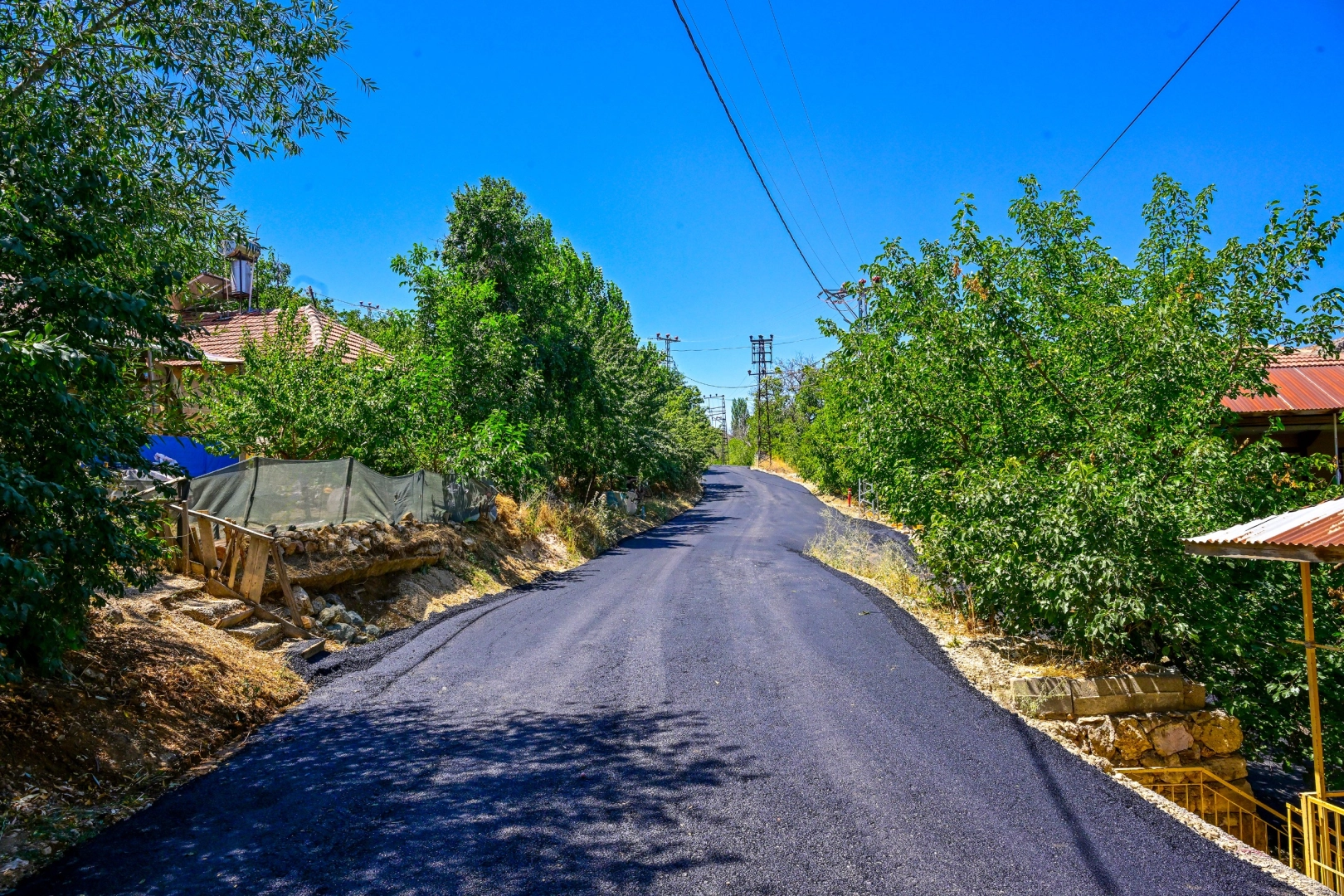 Başkan Er Hekimhan’daki yol çalışmalarını inceledi