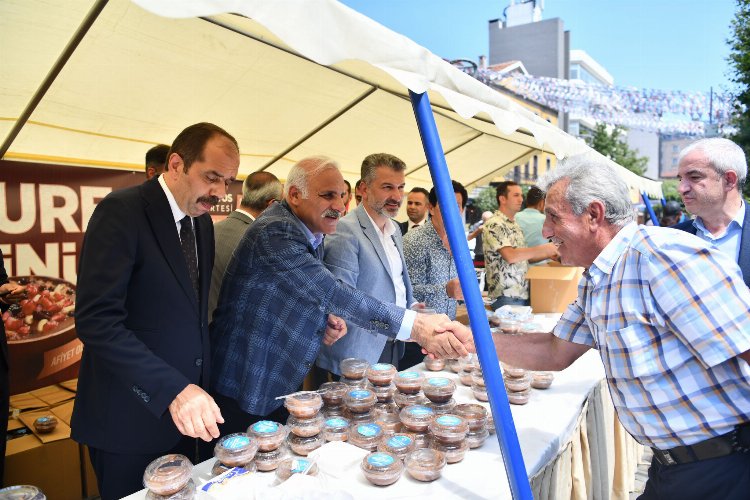 Başkan Zorluoğlu’ndan hemşehrilerine aşure ikramı