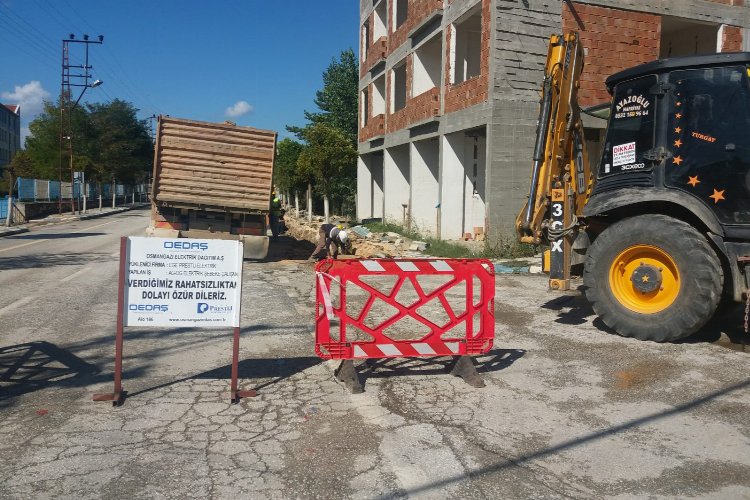 Bilecik Pazaryeri'nde elektrik telleri yer altına alınıyor