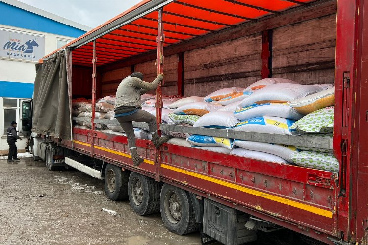 Bilecik Pazaryeri'nden deprem bölgesindeki hayvanlara yem desteği