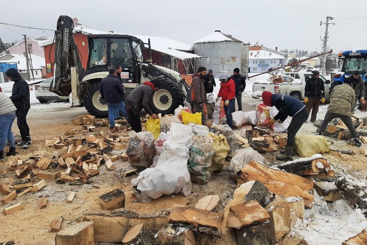 Bilecik Pazaryeri’nin odunları deprem bölgesini ısıtacak