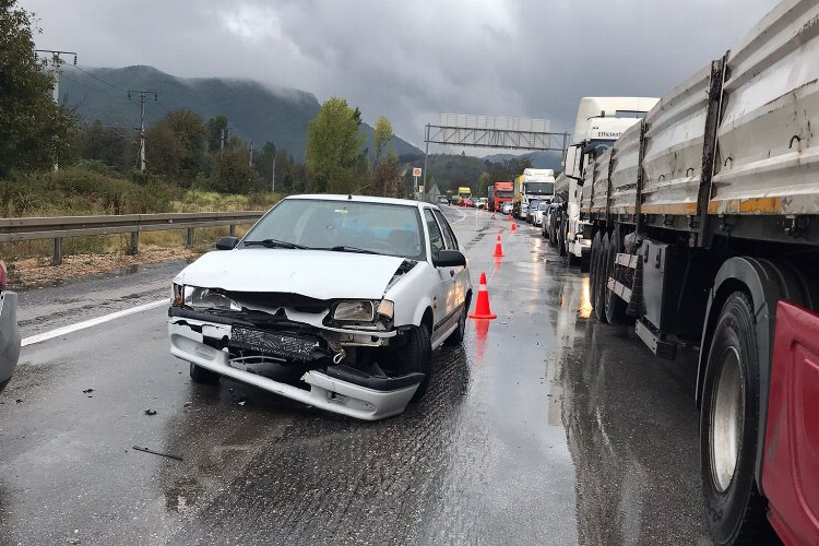 Bilecik'te 2 dakika arayla aynı kavşakta trafik kazası 5 yaralı