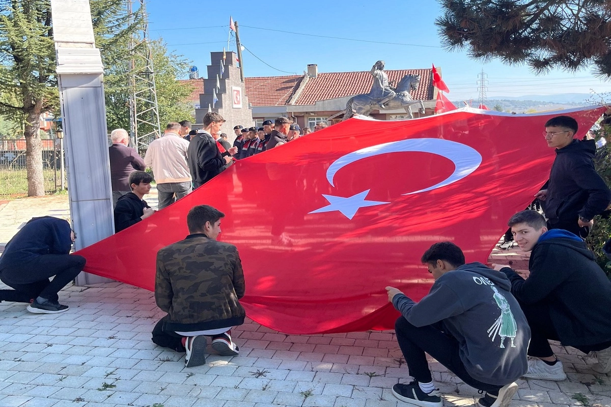 Bilecik'te "Cumhuriyetin 101. Yılı ve Şehitler İçin Gençlik Yürüyüşü" düzenlendi