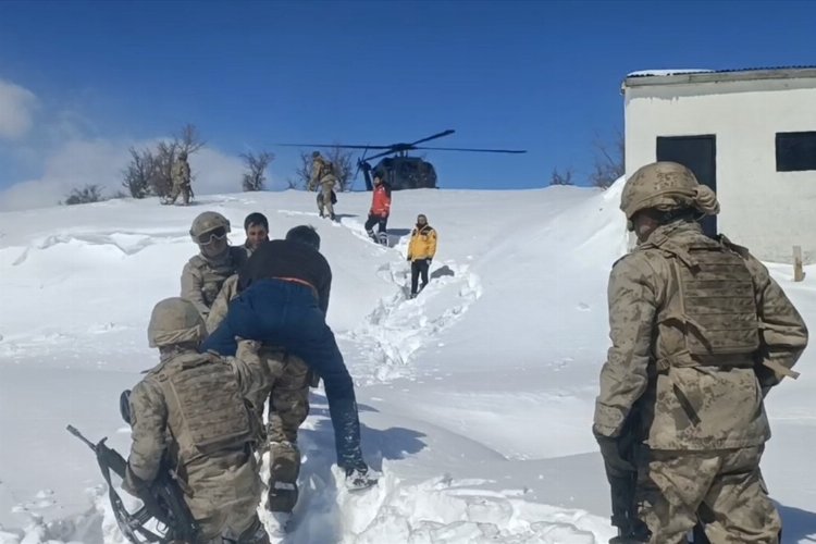 Bingöl'de kanser hastasını sırtında taşıdılar