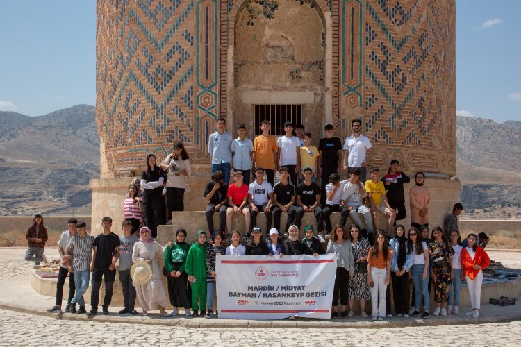 Bingöl'ün başarılı öğrencilerine Batman ve Mardin gezisi