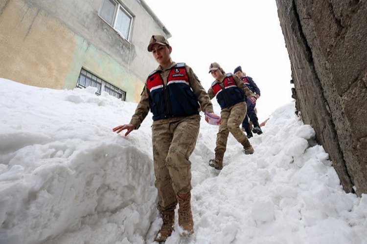 Bitlis'te kadın komutanlar kırsalda KADES'i tanıtıyor