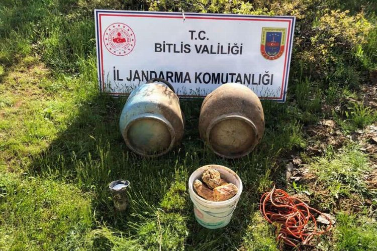 Bitlis'te toprağa gömülü patlayıcılar ele geçirildi