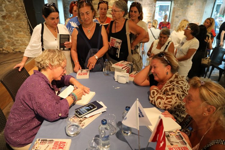 Bodrum'da 'Askıda Hayatlar' için imza günü