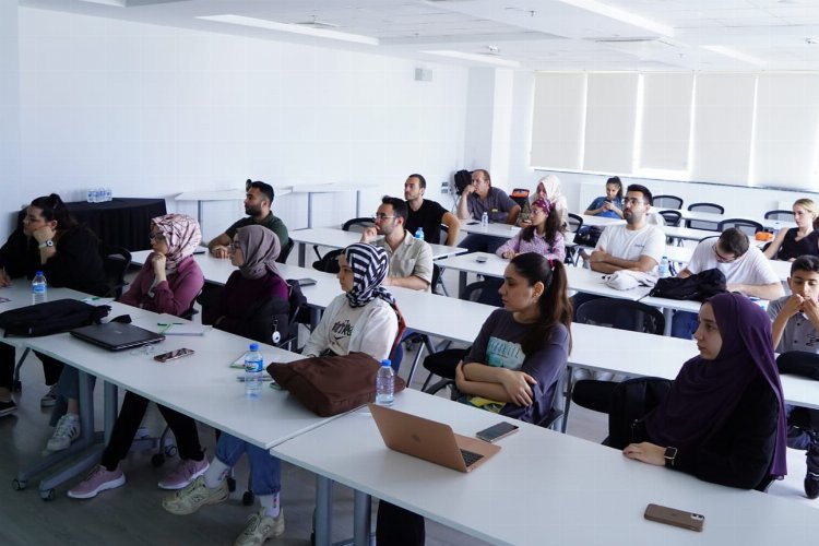 Bursa'da genç girişimcilere 'fırtınada uyuma' tüyoları