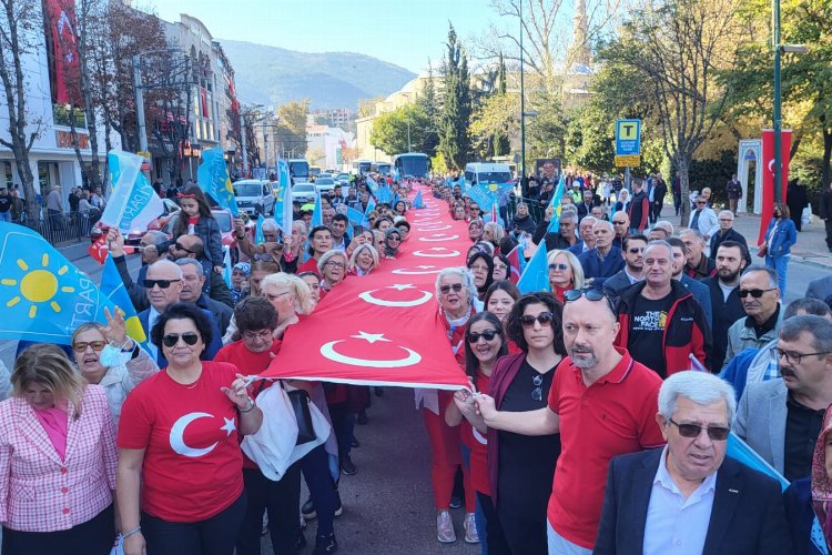 Bursa'da İYİ Parti'den 99. yıla 99 metrelik dev bayrak