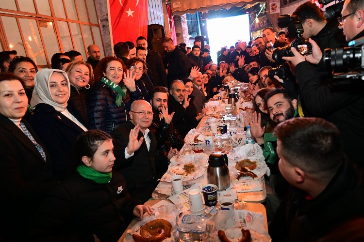 Bursa'da simit ve tahanlılar başkandan, çaylar vekilden