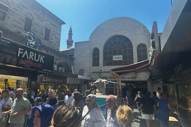 Bursa Kapalı Çarşı yoğunluğu ile dikkat çekti