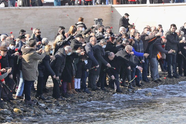 Bursa Mudanya'da mübadiller anısına denize karanfil bırakıldı