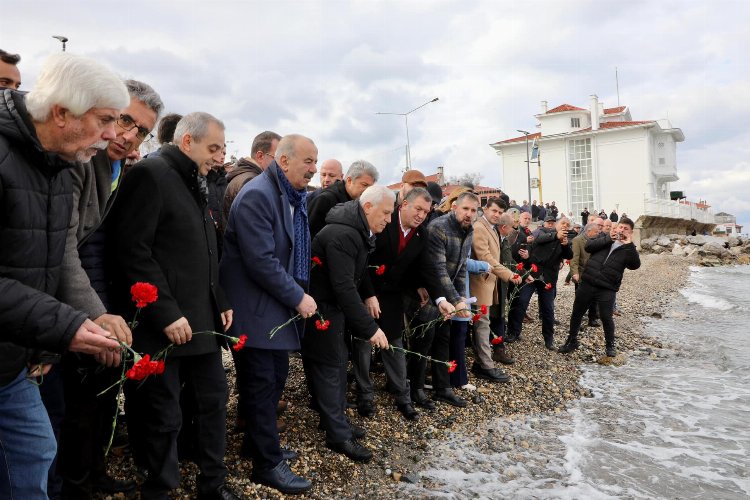 Bursa Mudanya'da mübadiller anısına denize karanfil