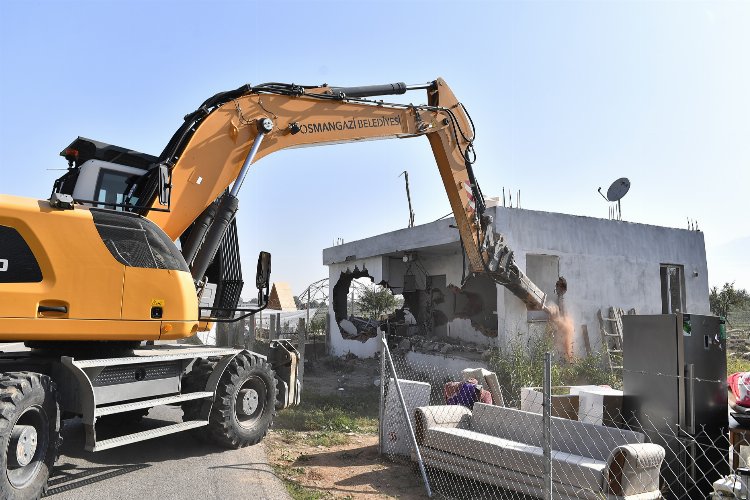 Bursa Osmangazi'de bir kaçak binaya daha yıkım