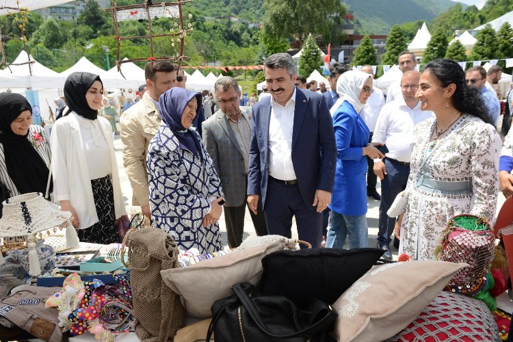 Bursa Yıldırım'da 'el emekleri' görücüye çıktı