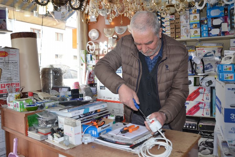 Bursa İznik'te yarım asırlık elektrik ustası