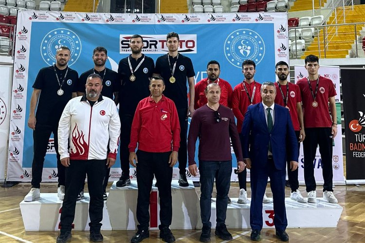 Bursalı badmintoncular Sivas kürsüsünde