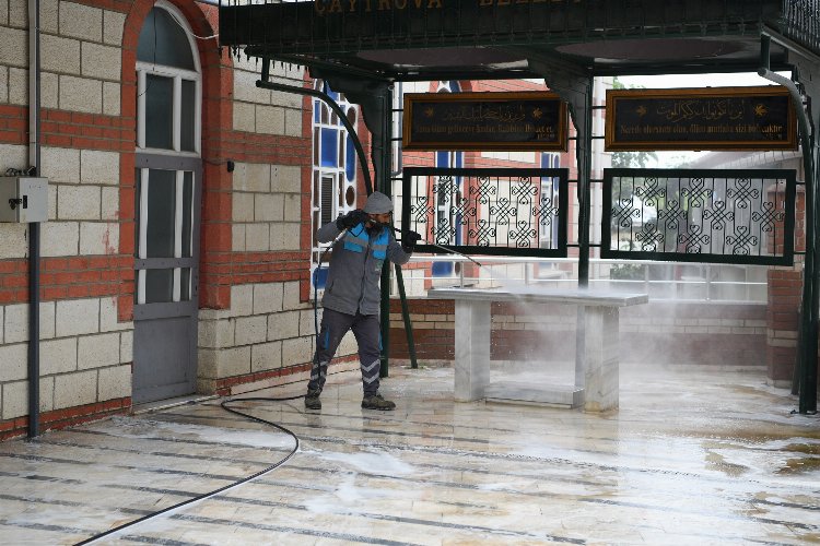 Çayırova'da ibadethane avlularında temizlik çalışması