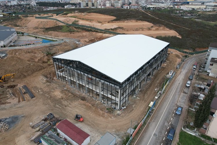 Çayırova'da kapalı spor salonunun çatısı şekillendi