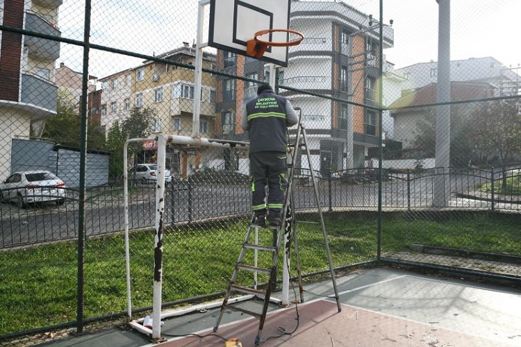 Çayırova'da spor sahaları bakımdan geçiyor