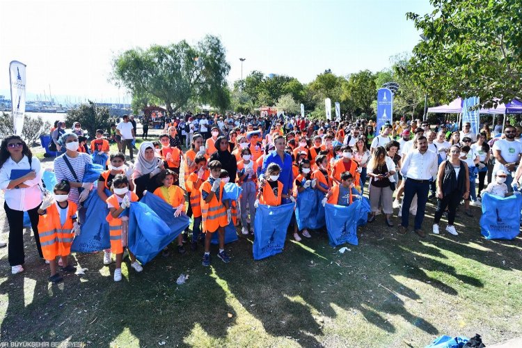 Çevre gönüllüleri İzmir'i temizliyor