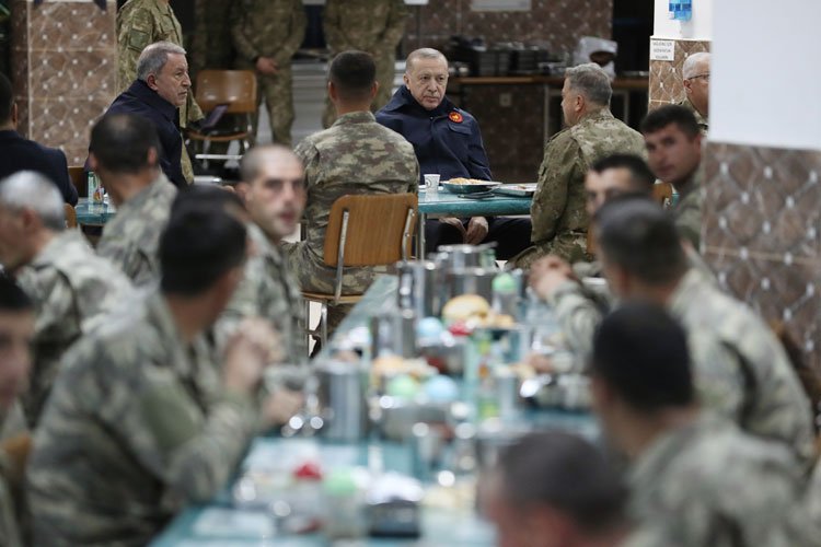 Cumhurbaşkanı Erdoğan’dan Hakkari'deki Mehmetçiğe iftar sürprizi